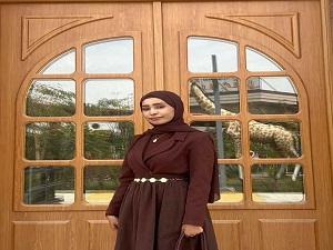 طالبة في كلية الفنون الجميلة تجسد الرؤى البصرية لديوان شعري جديد