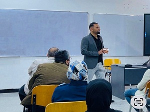 تدريسي في كلية التربية للعلوم الإنسانية يقدم محاضرة عن دور الإعلام في المرحلة الراهنة