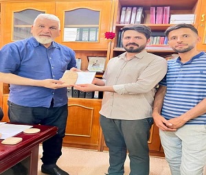 منتسبون من رئاسة الجامعة يهدون متحف الجامعة في مركز بابل رقم طينية مستنسخة