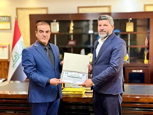 رئيس الجامعة يكرم تدريسياً لفوزه بالمرتبة الأولى في جائزة الإمام محمد باقر الصدر (قدس)