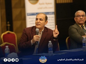 وزير التعليم العالي يمنح كتاب شكر وتقدير لتدريسي في طب بابل