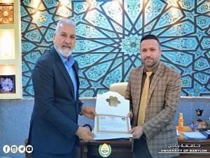 عميد كلية العلوم الإسلامية يكرّم مدير مركز الدراسات الحضارية و التأريخية في جامعة بابل