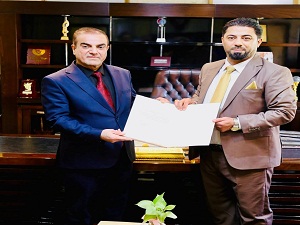 رئيس جامعة بابل يبارك لتدريسي في كلية التربية الأساسية ترقيته العلمية