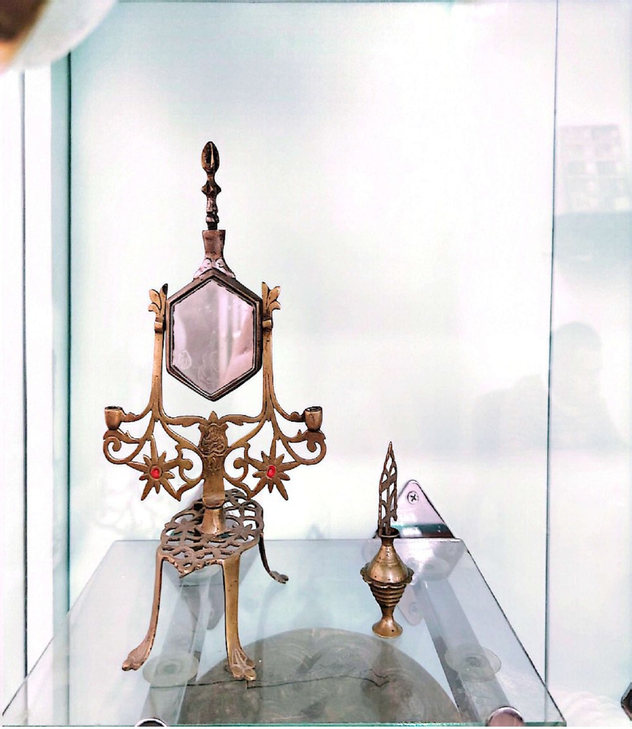 مكحلة ومرآة